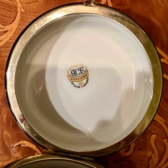 Vintage Hand Painted Floral & Cobalt Blue Porcelain Dresser Trinket Jewelry Box - Picture 5 of 6